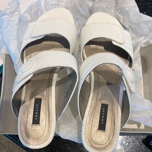Array key west white Velcro sandal 8.5 N
